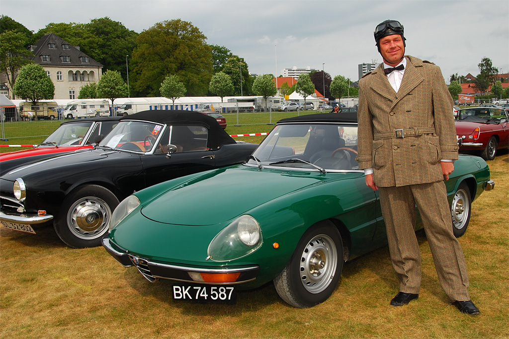 Tidstypisk påklædning er ikke et krav – men det gør det bare meget sjovere at parkere på Classic Car Park
(Foto: Morten Alstrup)